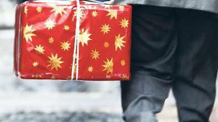 Das Geschenk. Auch der Konsum stützt nun den Aufschwung. 2011 soll die Inlandsnachfrage für 90 Prozent der Wirtschaftsleistung sorgen, erwartet der Sachverständigenrat. Foto: dpa