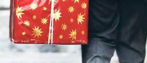 Das Geschenk. Auch der Konsum stützt nun den Aufschwung. 2011 soll die Inlandsnachfrage für 90 Prozent der Wirtschaftsleistung sorgen, erwartet der Sachverständigenrat. Foto: dpa