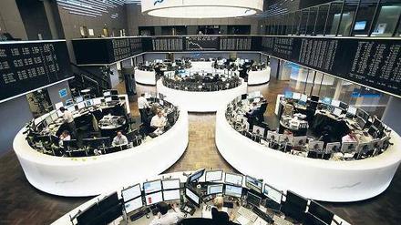 Tradition verpflichtet. Leer wird es im Frankfurter Börsensaal auch in Zukunft nicht. Für die künftigen Spezialisten im Xetra-Computerhandel gilt dort weiterhin eine Präsenzpflicht. Foto: dapd