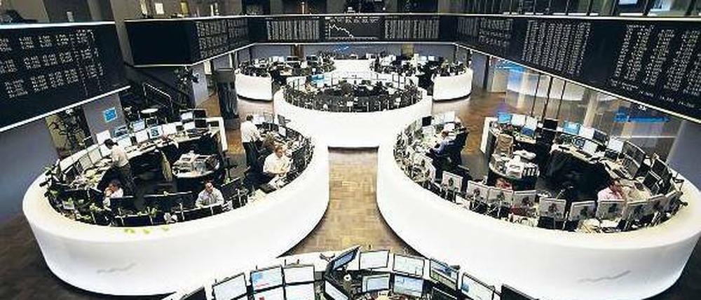 Tradition verpflichtet. Leer wird es im Frankfurter Börsensaal auch in Zukunft nicht. Für die künftigen Spezialisten im Xetra-Computerhandel gilt dort weiterhin eine Präsenzpflicht. Foto: dapd