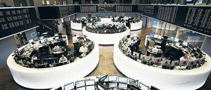 Tradition verpflichtet. Leer wird es im Frankfurter Börsensaal auch in Zukunft nicht. Für die künftigen Spezialisten im Xetra-Computerhandel gilt dort weiterhin eine Präsenzpflicht. Foto: dapd