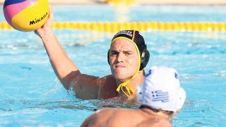 Werfen und halten. Der Spandauer Wasserballer Erik Bukowski (hier auf einem Archivfoto im Nationalteam) musste gegen Duisburg nach dem zweiten Viertel ins Tor. Foto: p-a/dpa