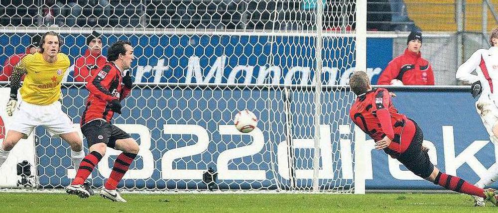 Volley im Wegrutschen. Der Frankfurter Marco Russ (rechts) erzielt das frühe 1:0. Foto: AFP
