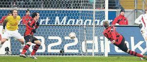 Volley im Wegrutschen. Der Frankfurter Marco Russ (rechts) erzielt das frühe 1:0. Foto: AFP