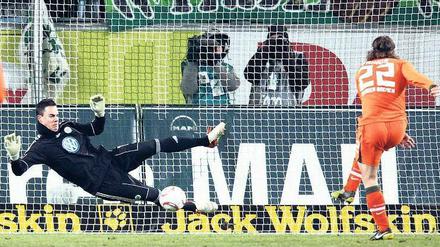 Fehlbar vom Punkt. Bremens Torsten Frings scheitert am Wolfsburger Torwart Diego Benaglio.Foto: AFP