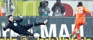 Fehlbar vom Punkt. Bremens Torsten Frings scheitert am Wolfsburger Torwart Diego Benaglio.Foto: AFP