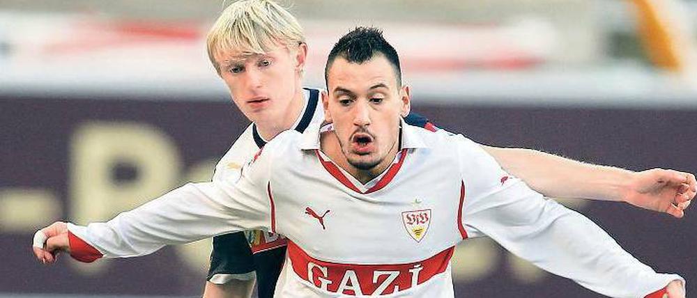 Vielarmiger Angriff gegen vielbeinige Abwehr. Stuttgarts Timo Gebhart (vorne) kann sich gegen Hoffenheims Andreas Beck nicht entscheidend durchsetzen. Foto: dapd