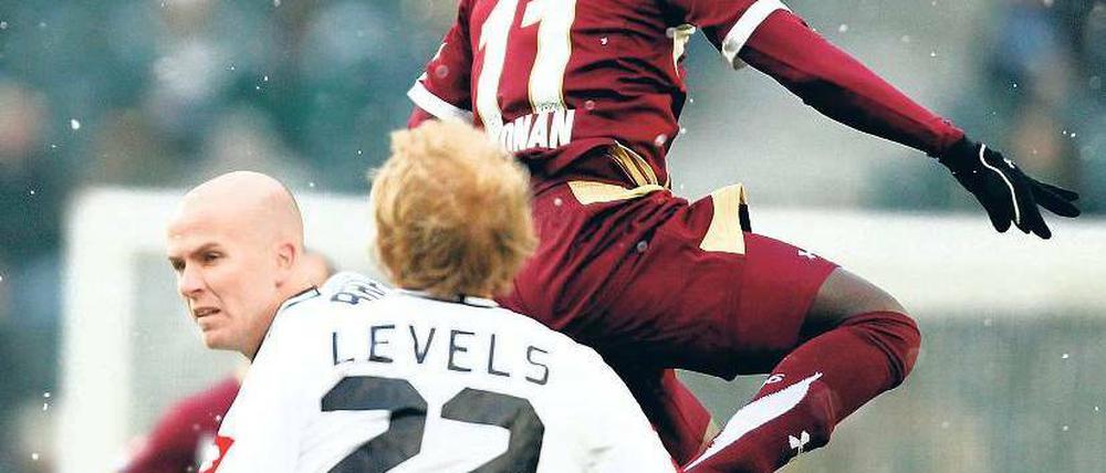 Unterzahl. Mancher Gladbacher (hier Levels) kam sich allein gelassen vor.Foto: dpa