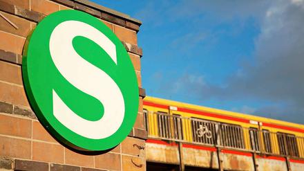 In der Nacht von Samstag auf Sonntag blieb das Stellwerk am Treptower Park zeitweise unbesetzt. Für mehrere Stunden fuhr auf den Linien S 8, S 9 und der Ringbahn kein Zug.