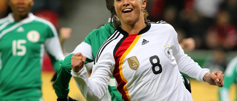 Inka Grings jubelt nach ihrem ersten Treffer.