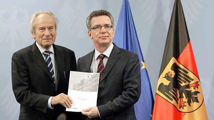 Thomas de Maizière und Bitkom President August-Wilhelm Scheer präsentieren stolz ihr Werk.