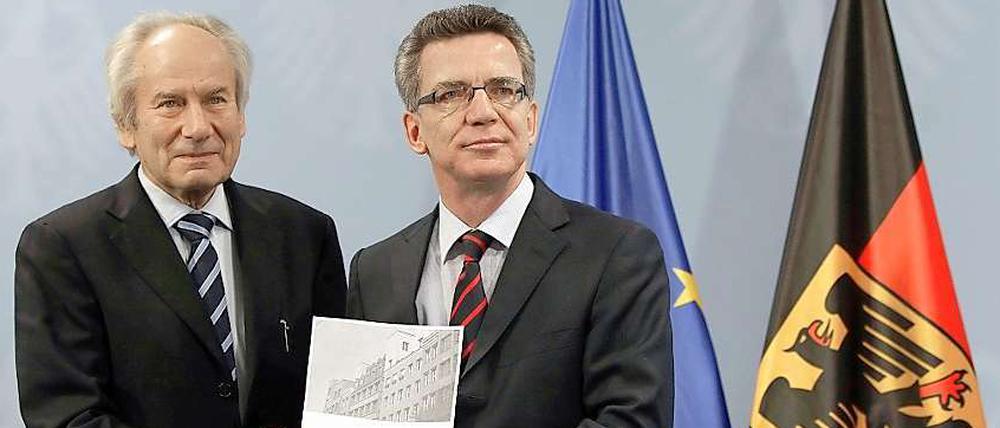 Thomas de Maizière und Bitkom President August-Wilhelm Scheer präsentieren stolz ihr Werk.