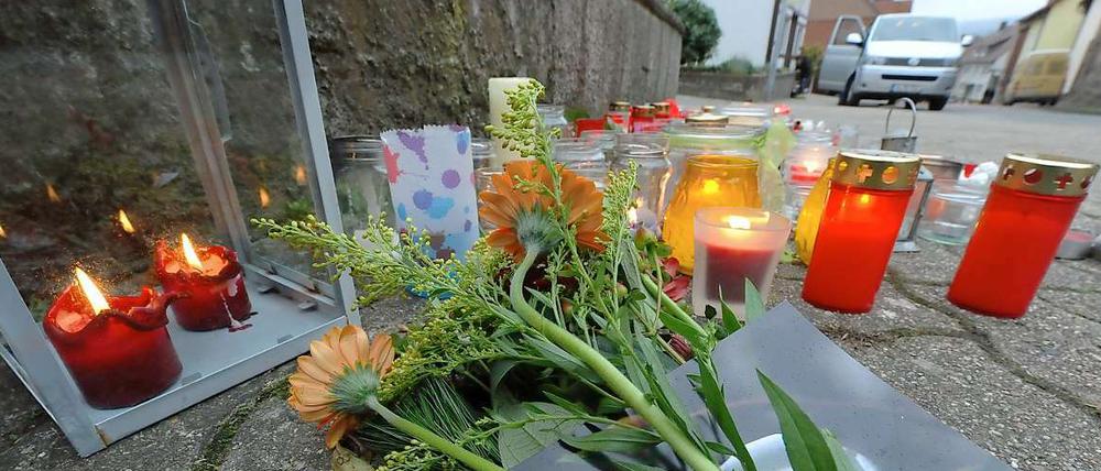 Nach dem gewaltsamen Tod zweier Jugendlicher aus Bodenfelde hat eine Mordkommission der Polizei die Arbeit aufgenommen. Im Ort herrschen Trauer und Entsetzen.