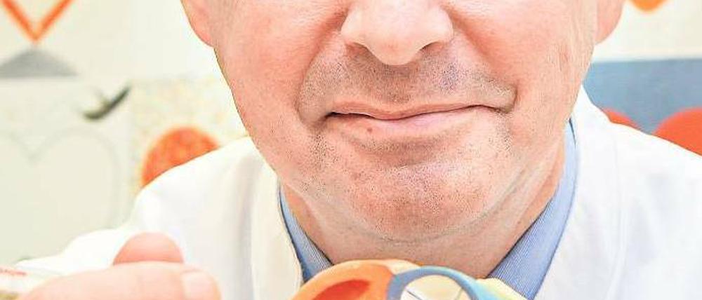 Am offenen Herzen. Chirurg Gustav Steinhoff zeigt die Klappen am Modell. Foto: dpa