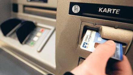 Banken und Sparkassen müssen ihre Werbung für Kredite und Darlehen nun mit einem repräsentativen Rechenbeispiel versehen und alle anfallenden Kosten auflisten. Foto: ddp