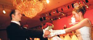 Eins zwei drei, eins zwei drei. In diesem Jahr dominieren feenhafte Ballkleider, aber der Prinzessinnen- und Pinguinlook geht eigentlich immer.