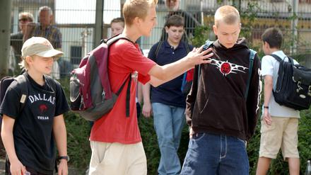 Schüler stellen für einen Film eine Szene einer Rangelei nach. 