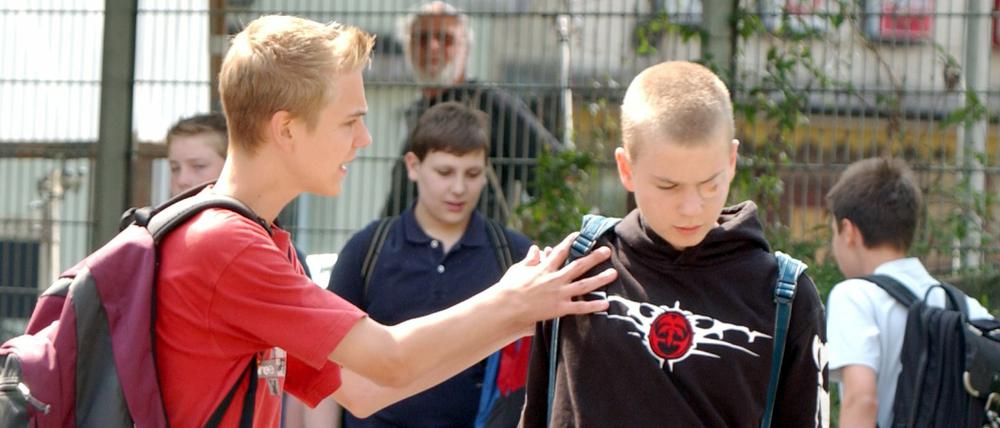 Schüler stellen für einen Film eine Szene einer Rangelei nach.