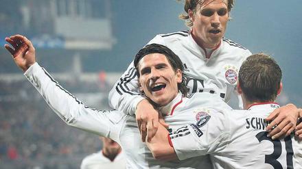 Torschütze mit Anhang. Die Münchner suchen die Nähe von Mario Gomez. Er trifft eben wieder, gleich dreimal sogar. Foto: AFP
