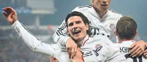 Torschütze mit Anhang. Die Münchner suchen die Nähe von Mario Gomez. Er trifft eben wieder, gleich dreimal sogar. Foto: AFP