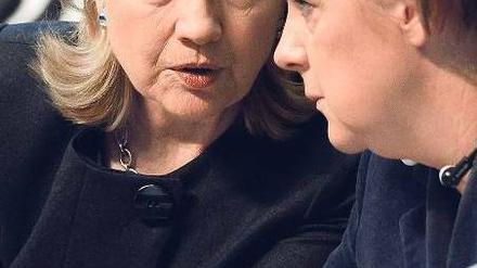 Härte gegen Autokraten. US-Außenministerin Clinton und Kanzlerin Merkel wollen die Demokratie-Beobachter der OSZE nicht bremsen lassen – und mahnen die Organisation, die Regionalkriege an ihrem Ostrand in den Griff zu bekommen. 