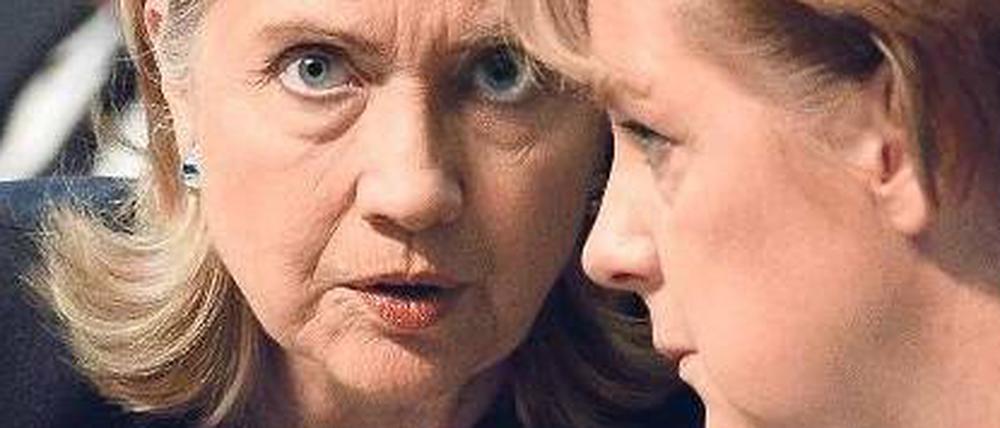 Härte gegen Autokraten. US-Außenministerin Clinton und Kanzlerin Merkel wollen die Demokratie-Beobachter der OSZE nicht bremsen lassen – und mahnen die Organisation, die Regionalkriege an ihrem Ostrand in den Griff zu bekommen. 