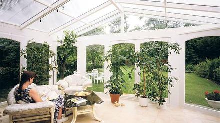 Bei aller Schönheit ihres grünen Lieblingsplatzes sollten Hausbesitzer auch bedenken, dass Wintergärten Energieschleudern sein können, die im Winter kräftig geheizt werden müssen und im Sommer zur Sauna mutieren. Gute Planung ist gefragt. Foto: picture-alliance/gms