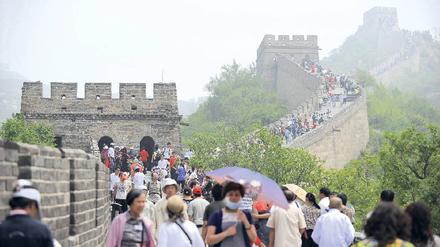 Magnet aus Stein. Die Mauer bei Badaling, nicht weit von Peking entfernt, ist fester Bestandteil jeder China-Rundreise. Foto: AFP