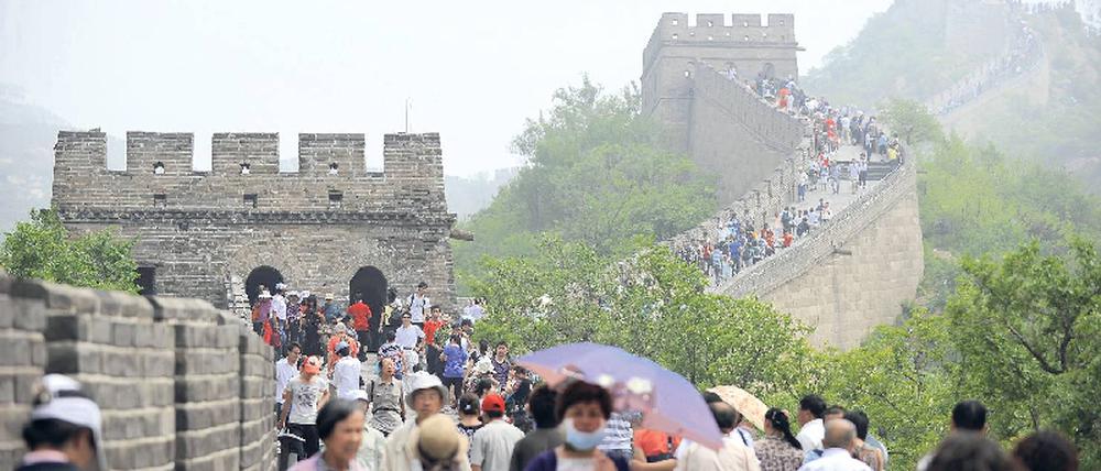 Magnet aus Stein. Die Mauer bei Badaling, nicht weit von Peking entfernt, ist fester Bestandteil jeder China-Rundreise. Foto: AFP