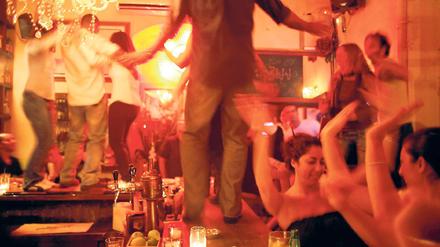 Wer mittanzen will, braucht Kondition. Clubgestählte Europäer, sogar aus Berlin, machen da schon mal schlapp. Foto: Julien Chatelin/laif