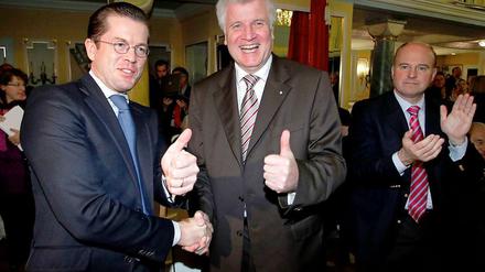 Welcher Daumen gehört wem? In der neuen Geschlossenheit der CSU sind solche Verwechslungen zuweilen möglich.