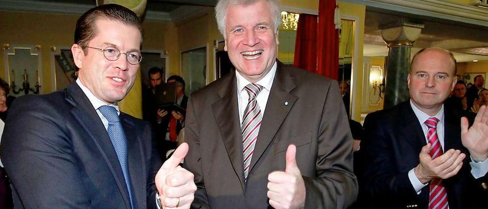 Welcher Daumen gehört wem? In der neuen Geschlossenheit der CSU sind solche Verwechslungen zuweilen möglich.