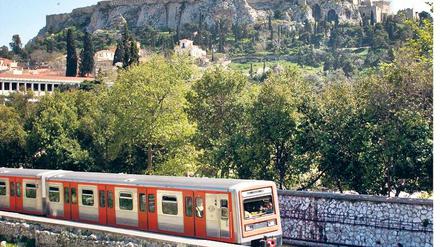 Metro mit Ausblick. 24 Mal kann man aussteigen zwischen Piräus und Kifissia, auch bei der Akropolis. Foto: Ullstein-Agelou