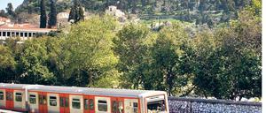 Metro mit Ausblick. 24 Mal kann man aussteigen zwischen Piräus und Kifissia, auch bei der Akropolis. Foto: Ullstein-Agelou