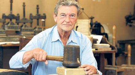 Meister seines Fachs. Goldschläger Herbert Vestner zeigt sein Können in der Schauwerkstatt des Museums. Foto: Picture-Alliance/dpa