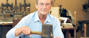Meister seines Fachs. Goldschläger Herbert Vestner zeigt sein Können in der Schauwerkstatt des Museums. Foto: Picture-Alliance/dpa