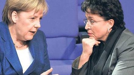 Zuhören heißt nicht folgen. FDP-Fraktionschefin Birgit Homburger lauscht den Erklärungen von Kanzlerin Angela Merkel – will aber dennoch Entlastungen der Mitte. Foto: dpa