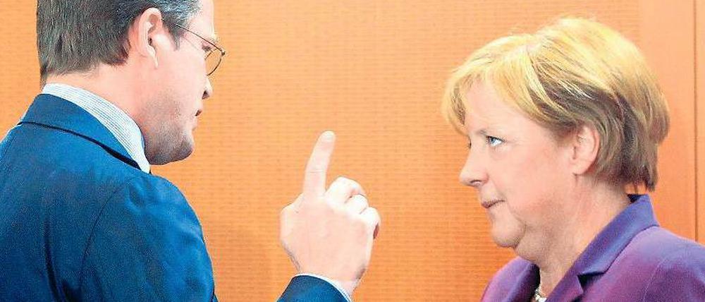 Fingerzeig im Kanzleramt. Karl-Theodor zu Guttenberg, Angela Merkel.