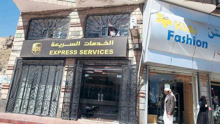 Ausgangspunkt Sanaa. Das Bild zeigt ein Büro des amerikanischen Postkonzerns UPS im Jemen. UPS beförderte verdächtige Pakete. Vom Jemen wird nun gefordert, mehr gegen den Al-Qaida-Zweig im Land zu tun. Foto: Khaled Abdullah/Reuters
