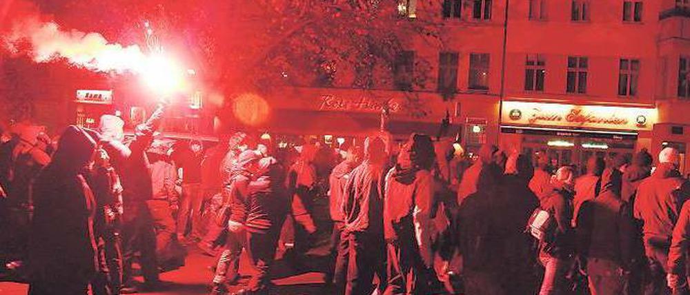 Laut und hell. Spontaner Protest am Mittwochabend gegen den Brandanschlag in der Manteuffelstraße. Am Ende nahm die Polizei 47 Personen vorübergehend fest.