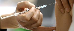 Jetzt sollte man sich gegen Influenza impfen lassen – erstmals wird das auch Schwangeren empfohlen.
