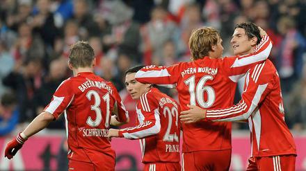 Bayern bejubelt den Pflichtsieg gegen Freiburg.