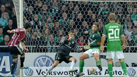 Abgeschossen: Nürnbergs Ilkay Guendogan (l.) trifft zum entscheidenden 3:1.