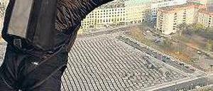 Absprung in der Innenstadt. Mit einem Fallschirm springt dieser Extremsportler am Potsdamer Platz in die Tiefe – diese Aktion war allerdings genehmigt. 