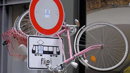 Radfahren in Berlin ist nicht immer lustig. Manch einer fährt lieber mit Bus, Bahn oder Tram.