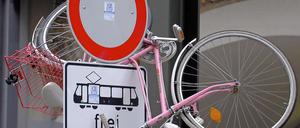 Radfahren in Berlin ist nicht immer lustig. Manch einer fährt lieber mit Bus, Bahn oder Tram.