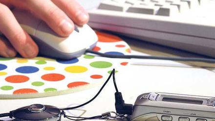 Sicher Surfen. Lehrer müssen die Internetkompetenz der Schüler fördern, sagen Experten. Bald können Grundschüler das „Internet-Seepferdchen“ ablegen. Foto: picture-alliance/ gms