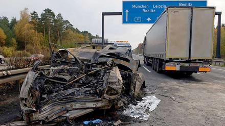 Das Auto ist bei dem Unfall in Flammen aufgegangen.