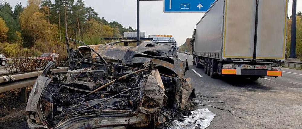 Das Auto ist bei dem Unfall in Flammen aufgegangen.