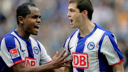 Mehr Biss als im Pokal zeigte Hertha gegen Ingolstadt. Hier bejubeln Ronny und Domowtschiski das vorentscheidende 2:1 des Bulgaren.